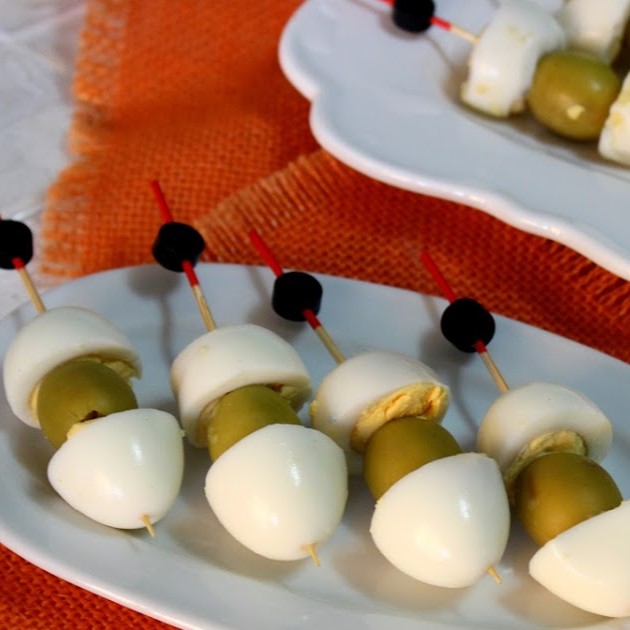 Brocheta de huevo de codorniz con aceituna