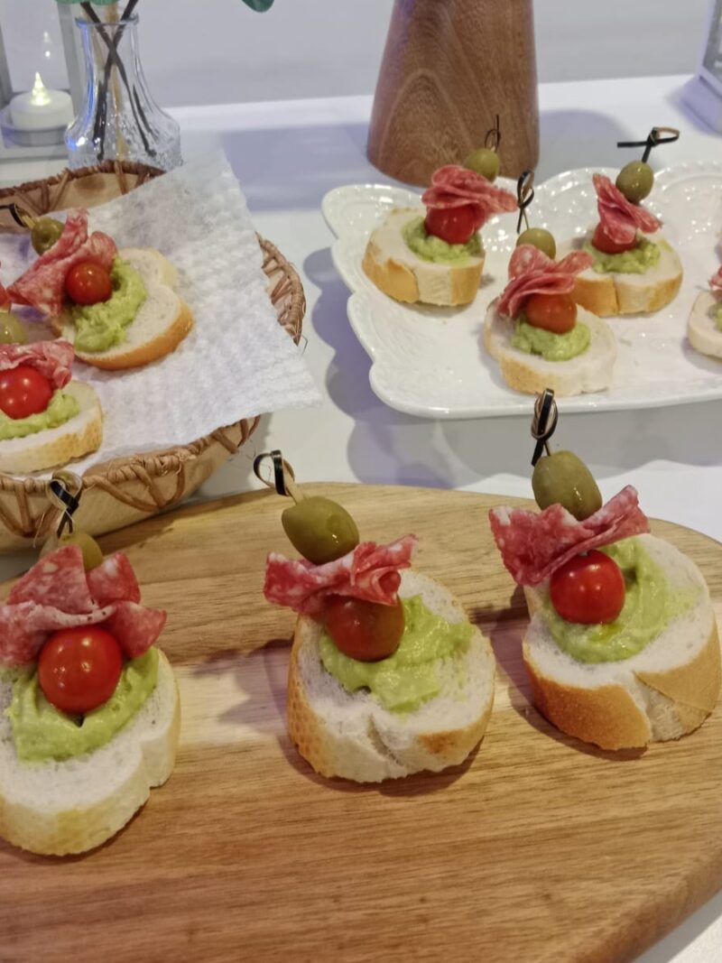 Montadito de Aguacate y salami
