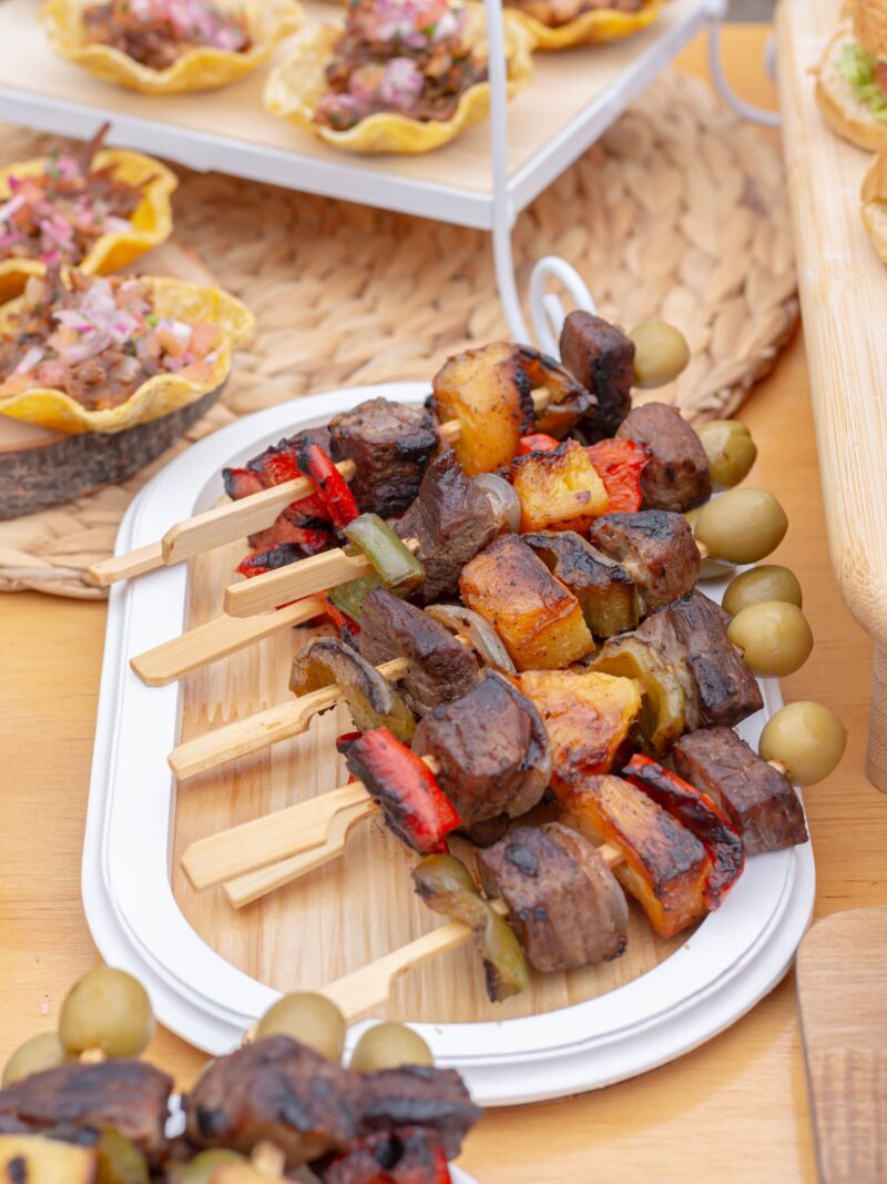 Mini pincho de carne con piña asada