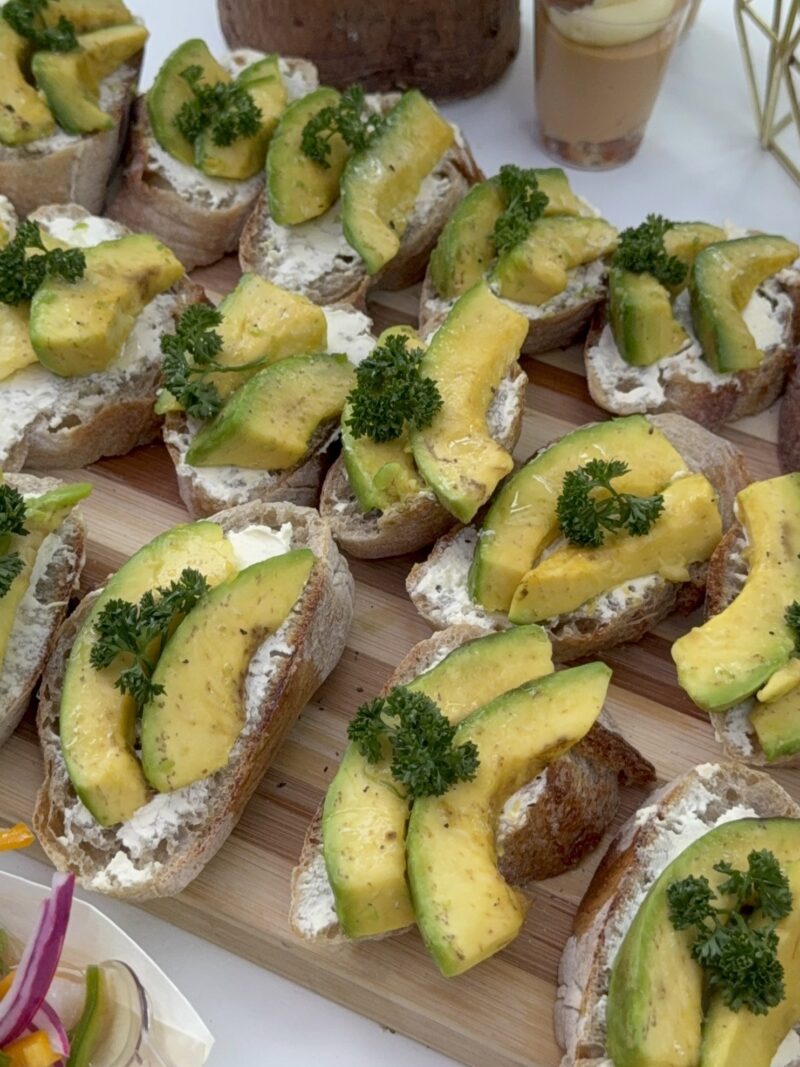 Canapé de aguacate y queso crema