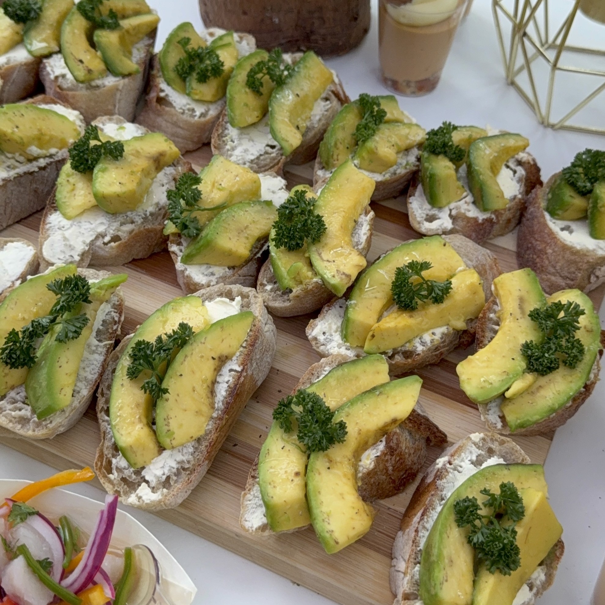 Canapé de aguacate y queso crema