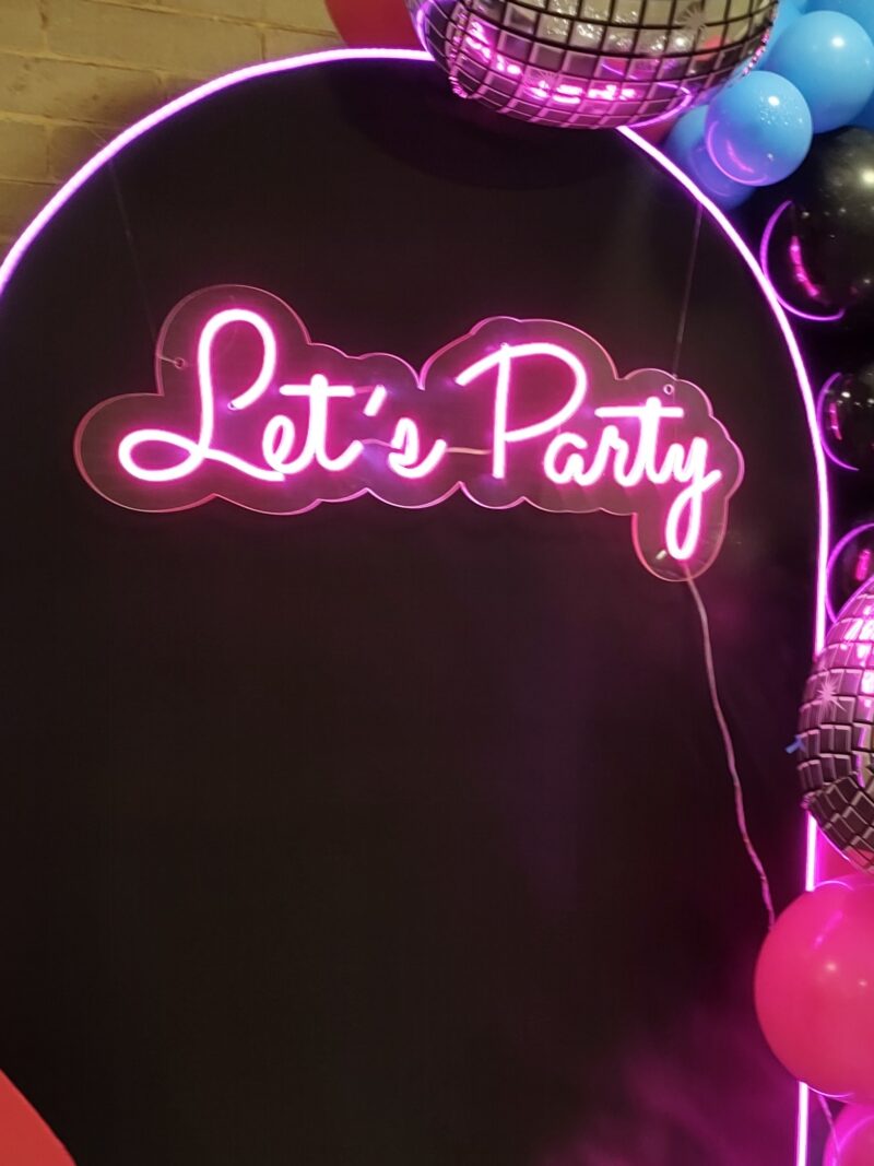 Aviso Lets Party Neón