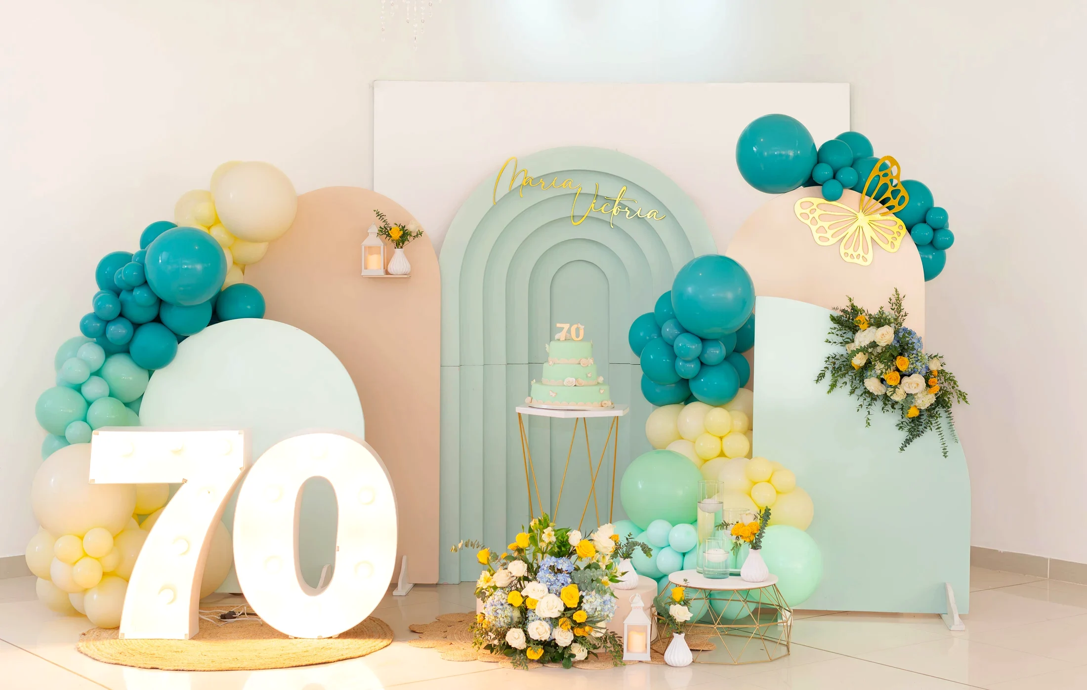 Cumpleaños adultos, aniversarios y otros | La Vittoria Ambientación de cumpleaños para adultos en tonos turquesa, amarillo y blanco.