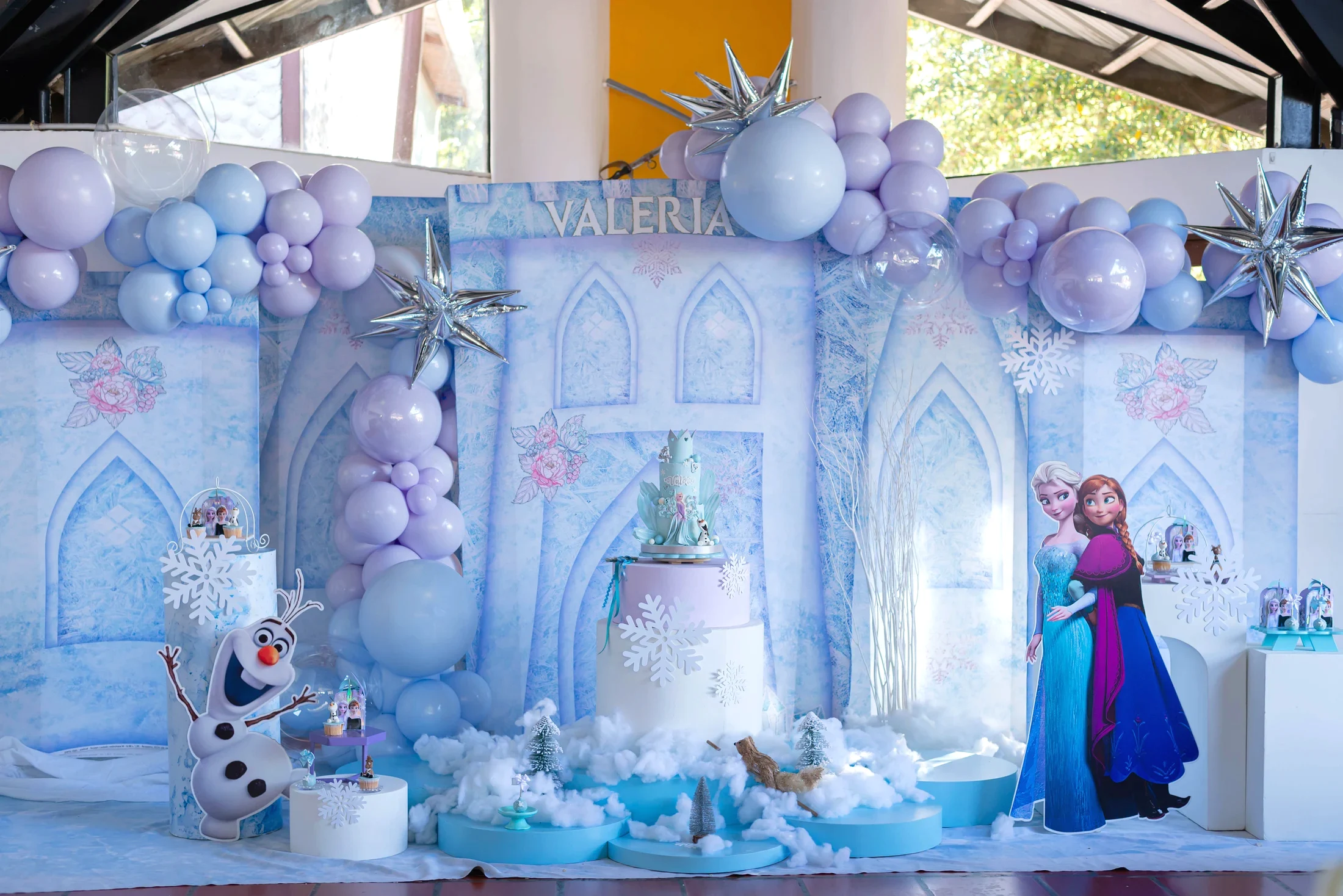 Cumpleaños infantiles | La Vittoria Celebraciones Ambientación temática infantil inspirada en Frozen realizada por La Vittoria Celebraciones.
