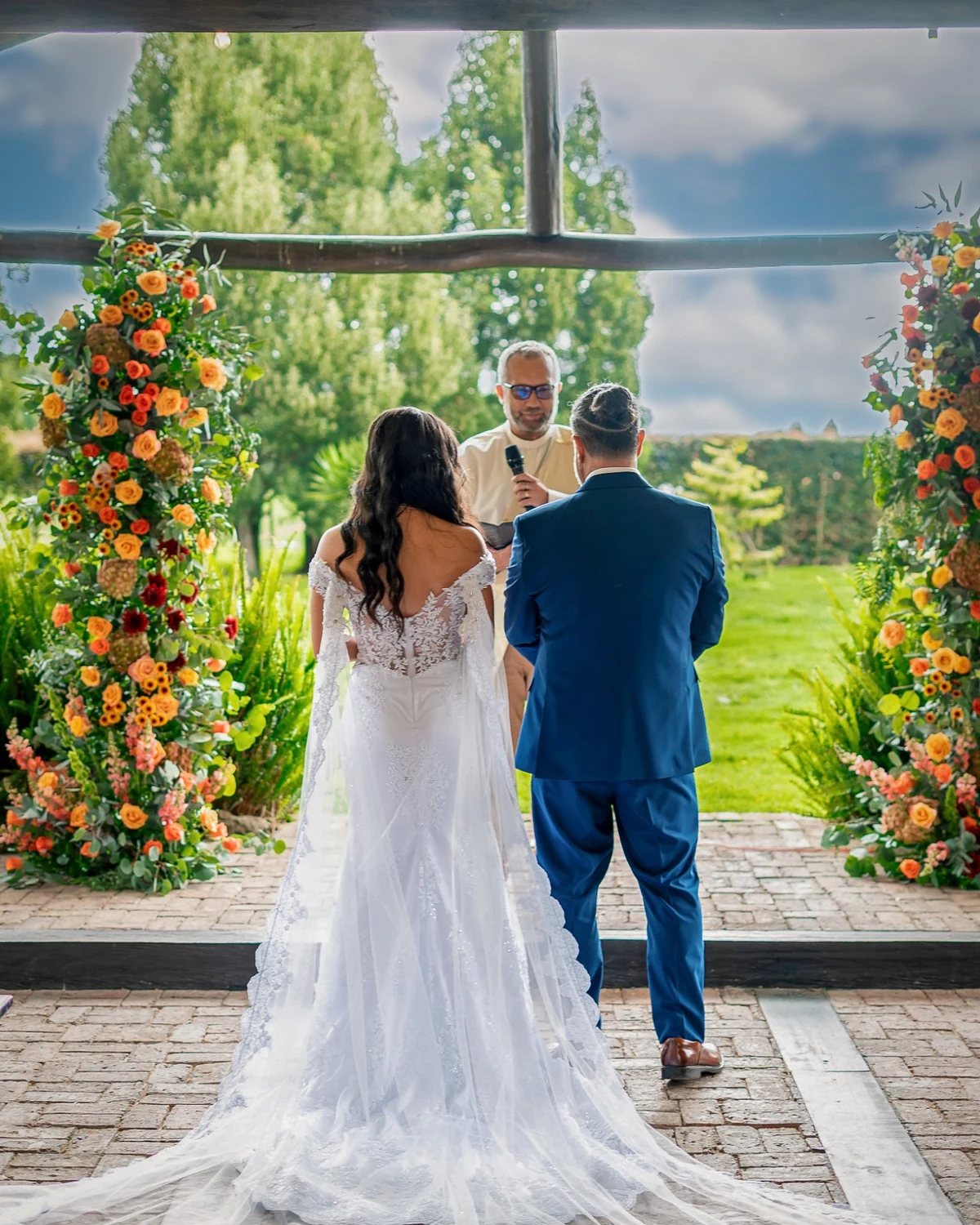 Ceremonia de boda en jardín | La Vittoria Pareja de novios durante una ceremonia de boda en jardín