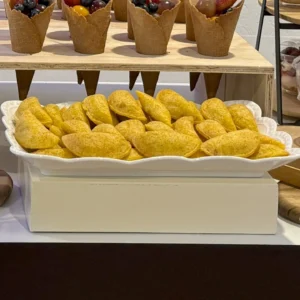 Mini Empanada Coctelera de carne - La Vittoria Celebraciones