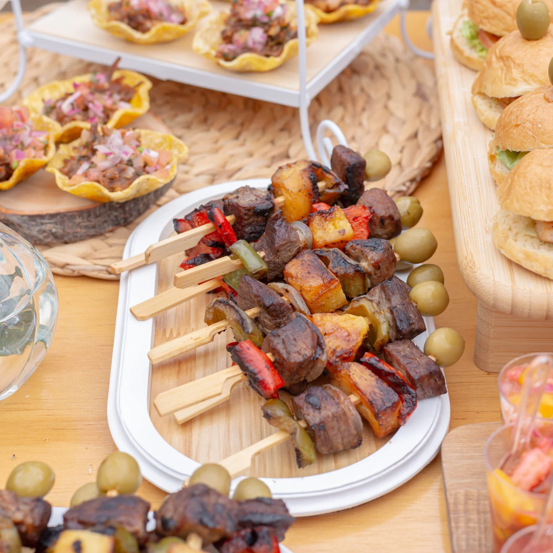 Mini pincho de carne con piña asada - La Vittoria Celebraciones