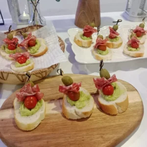 Montadito de Aguacate y salami - La Vittoria Celebraciones