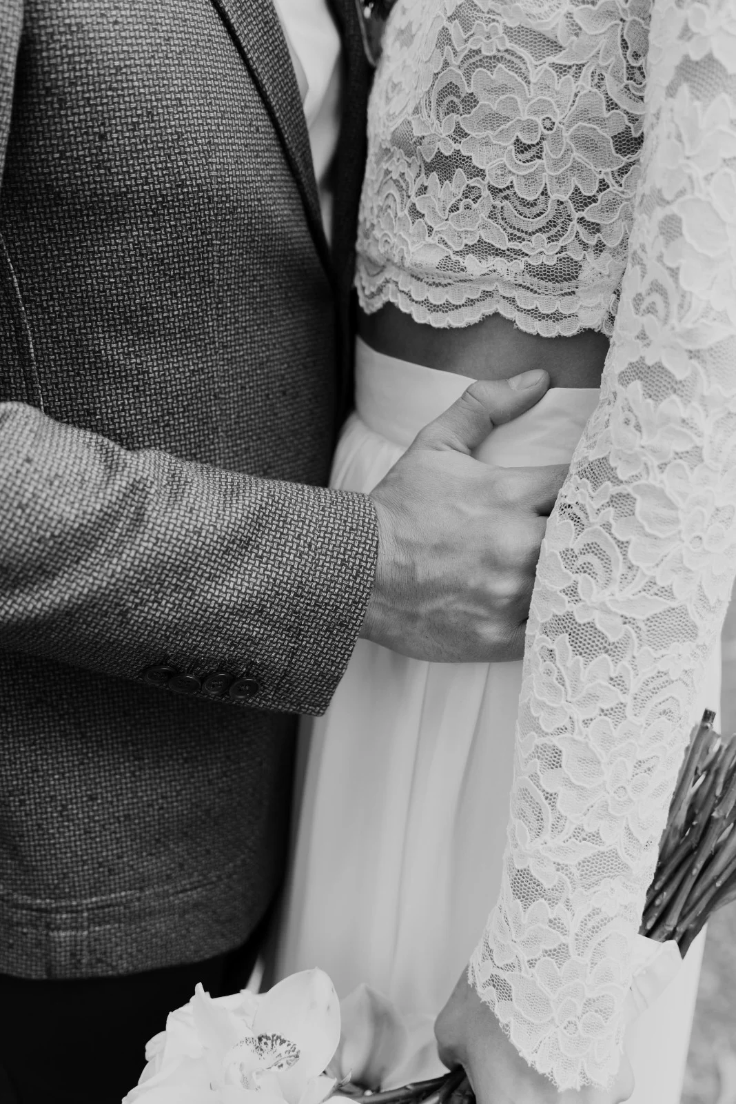 Boda real · detalle íntimo | La Vittoria Detalle íntimo de una pareja de novios durante su boda en Colombia