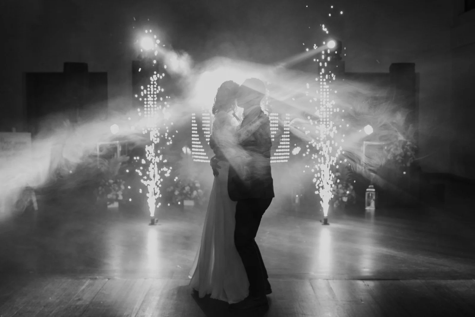 Primer baile con chispas | La Vittoria Pareja de novios durante su primer baile con chispas en la celebración