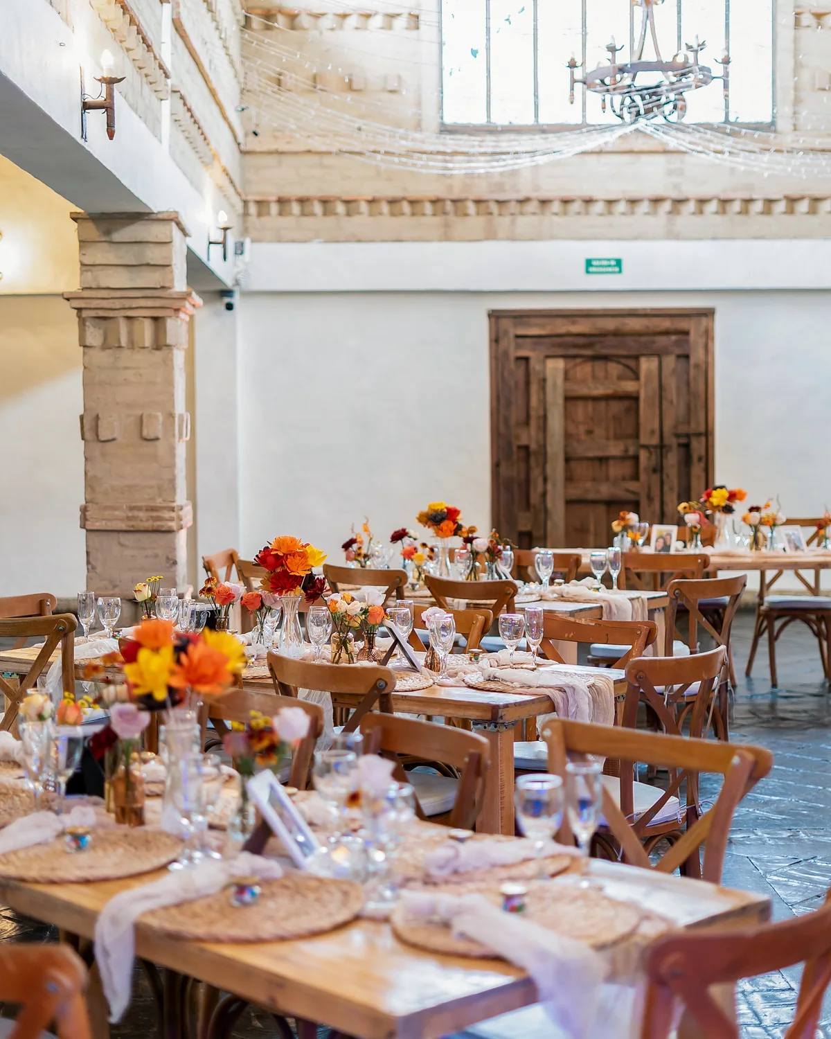 Servicios para bodas | La Vittoria Montaje real de boda con mesas, flores y ambientación de La Vittoria