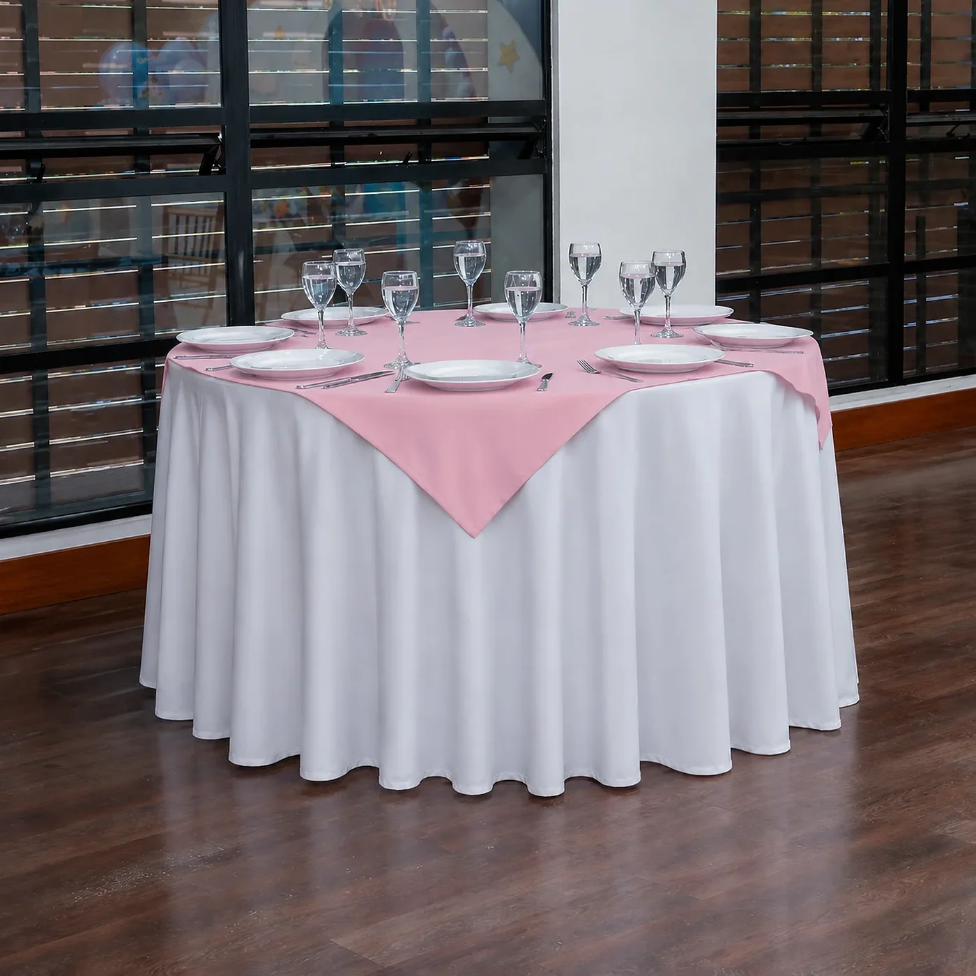Sobre mantel Rosado Lino 150x150 cm - La Vittoria Celebraciones